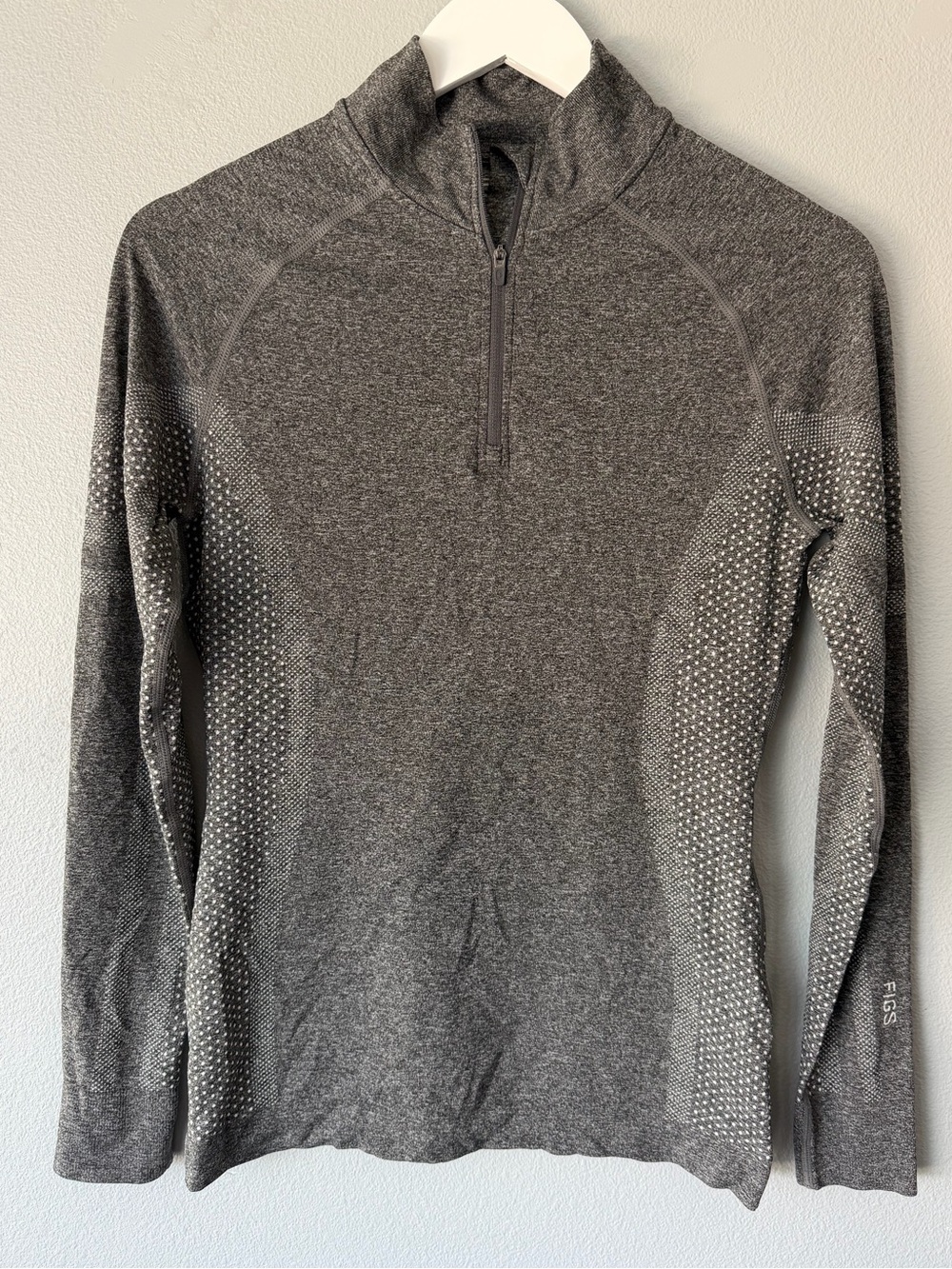 Figs grey Salta long sleeve 1/4 zip pullover underscrub Women’s sz S